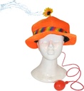 Clownhoed oranje met bloem die water spuit